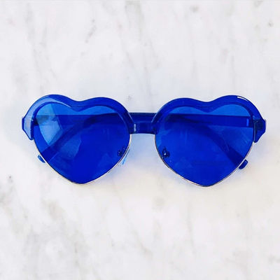 हार्ट फ्रेम UV400 प्रोटेक्शन ब्लू लेंस कलर थेरेपी धूप का चश्मा